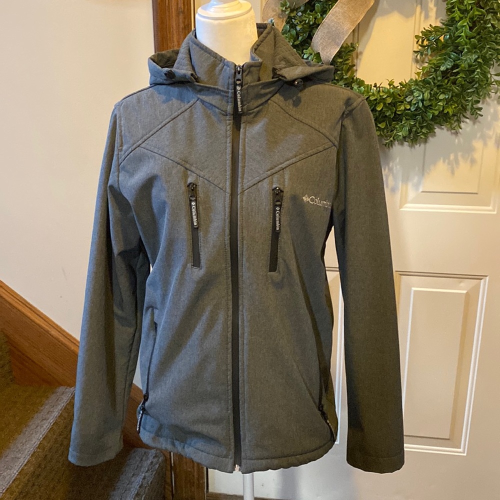 Columbia jacket with removable hood, excellent condition plush inside lining